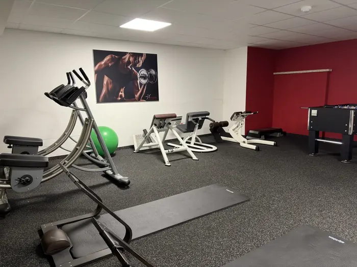 Gymnastikraum mit Bauch- und Rückentrainern