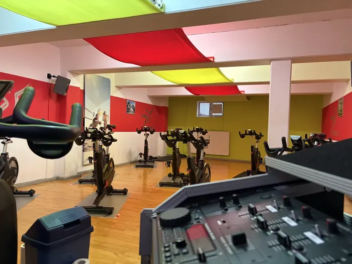 Cycling-Studio mit DJ-Pult
