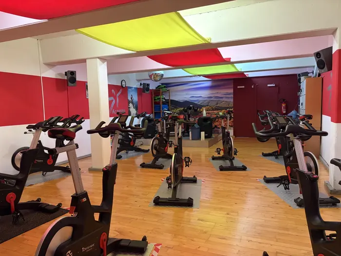Indoor Cycling – Spinning-Raum mit Sonnensegeln