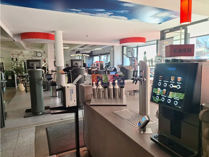 Thekenbereich mit Kaffeemaschine und Wasserspender