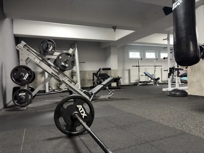 Krafttraining – Beinpresse und Hantelbereich