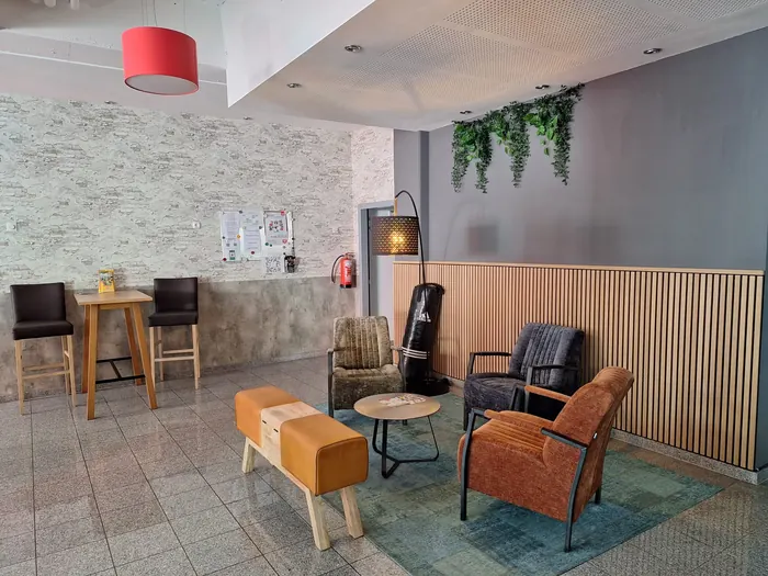 Lounge mit Sitzbänken und Designer-Lampen
