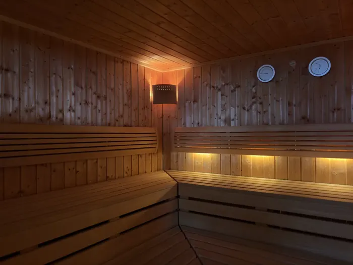 Sauna mit warmem Licht
